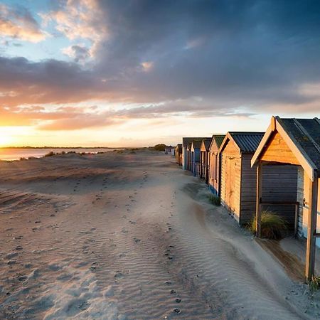 Beach House For 10 With Hot Tub & Garden Villa West Wittering Exterior photo